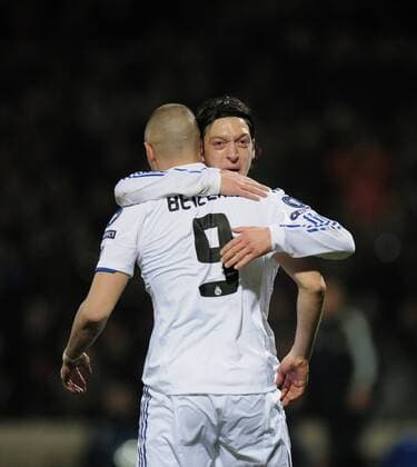 Olympique Lyon - Real CF Madrid, JUBEL Real; Mesut Oezil (re) umarmt Torschützen zum 0-1 Karim Benzema (vorn)  o0 Freude