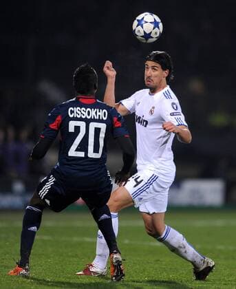 Olympique Lyon - Real CF Madrid, Aly Cissokho (li, Lyon) gegen Sami Khedira (re, Real Madrid) 