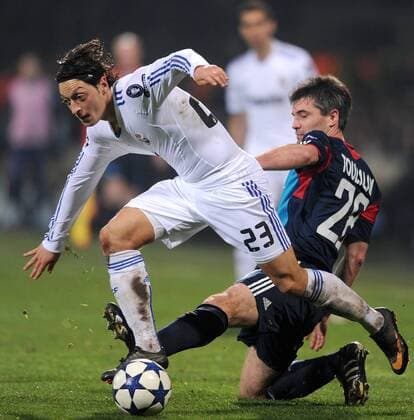 Olympique Lyon - Real CF Madrid, Mesut Oezil (li, Real Madrid) gegen Jeremy Toulalan (re, Lyon) 
