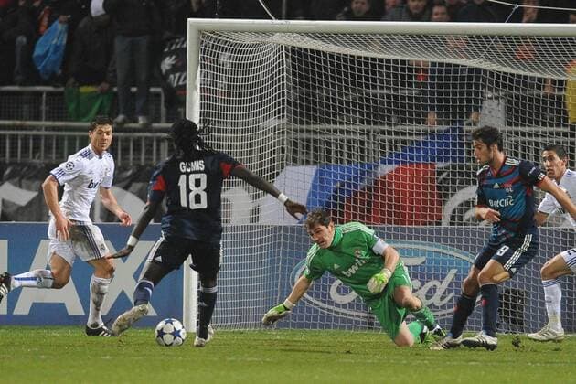 Olympique Lyon (blau) - Real CF Madrid (weiß), Bafetimbi Gomis (OL), Keeper Iker Casillas (Real) 