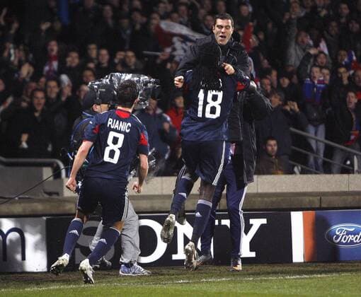Bafetimbi Gomis (18) of Lyon celebrates scoring his side s first goal, Olympique Lyon (blue) - Real CF Madrid (white) EDITORIAL USE ONLY. No use with unauthorised audio, video, data, fixture lists, club league logos or live services. Online in-match use limited to 120 images, no video emulation. No use in betting, games or single club league player publications. o0 Jubel, Freude