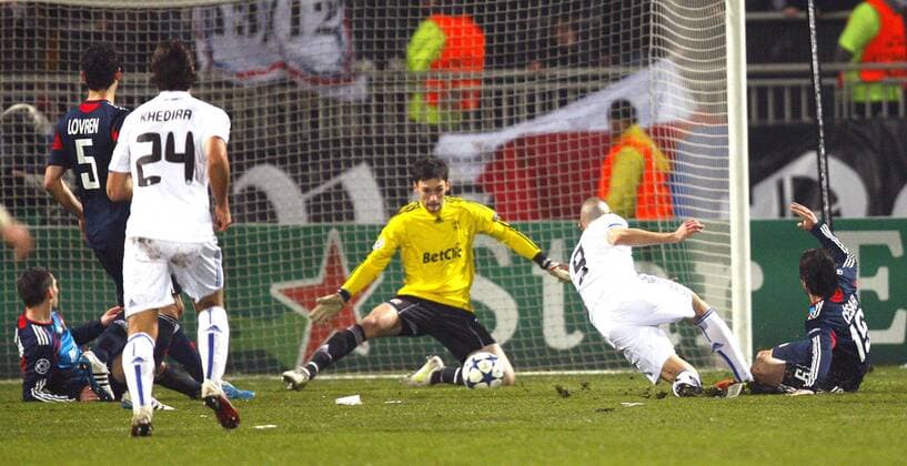 Karim Benzema (Real) überwindet Torwart Hugo Lloris (OL) - Serie 2 3, Olympique Lyon (blau) - Real CF Madrid (weiß) EDITORIAL USE ONLY. No use with unauthorised audio, video, data, fixture lists, club league logos or live services. Online in-match use limited to 120 images, no video emulation. No use in betting, games or single club league player publications. o0 Tor, Treffer, Gegentor