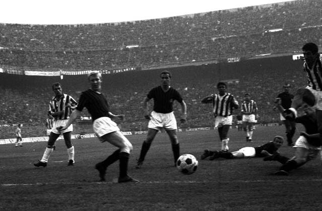 KARL HEINZ SCHNELLINGER (vorn)), SAUL MALATRASI (beide AC Mailand Mitte) o0 Vsw krux Juve Turin