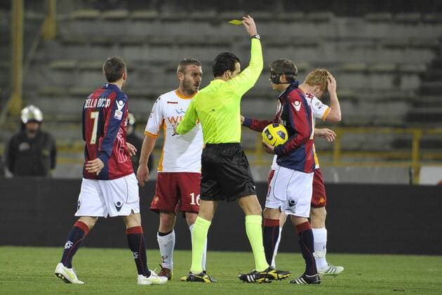 Schiedsrichter Luca Banti verwarnt Daniele De Rossi (Roma, 2L) - Serie A - FC Bologna - AS Rom 0:1 - Insidefoto