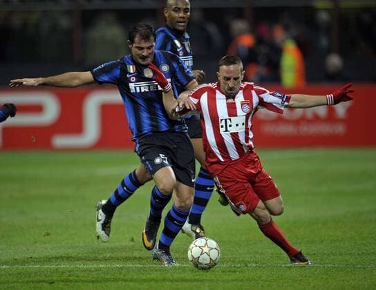 23.02.2011, Fussball Champions-League, Achtelfinale, Inter Mailand - FC Bayern München, im Stadion Guiseppe Meazza . v.li: Dejan Stankovic (Mailand), Franck Ribery (München).