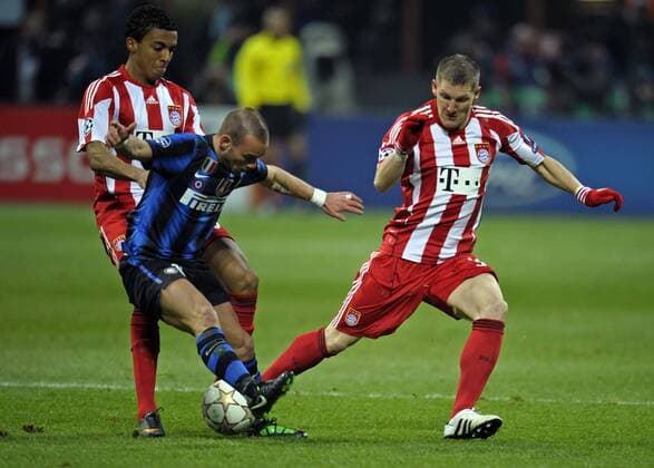 23.02.2011, Fussball Champions-League, Achtelfinale, Inter Mailand - FC Bayern München, im Stadion Guiseppe Meazza . v.li: Luiz Gustavo (München), Wesley Sneijder (Mailand), Bastian Schweinsteiger (München).