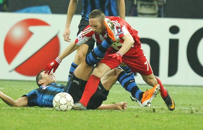 Frank Ribery (Bayern 7) im Zweikampf um den Ball gegen LUCIO, Inter Nr.6 --- INTER MAILAND (blau schwarz) vs FC BAYERN MÜNCHEN (rot weiß) - Fussball UEFA Champions League, Achtelfinale, Hinspiel, Mailand, 23.02.2011, Inter, FCB, Muenchen CL Saison 2010 2011