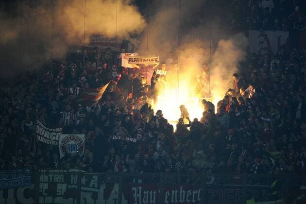 FC Bayern München Fans mit Bengalfeuer 