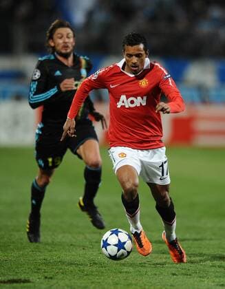 Football - Champions League Round of 16 First Leg - Olympique Marseille (blue) vs. Manchester United ManU (red) --- Nani of Manchester United is chased by Gabriel Heinze of Marseille at the Stade Velodrome, Marseille 