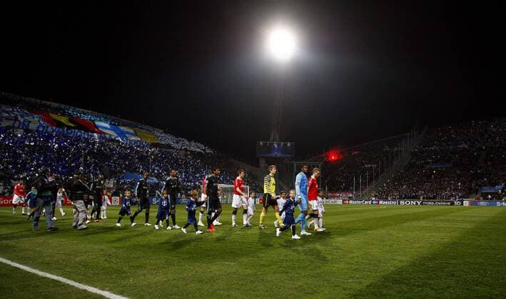 Manchester United and Marseille walk out onto the field --- Champions League Round of 16 First Leg - Olympique Marseille (blue) vs. Manchester United ManU (red) --- EDITORIAL USE ONLY. No use with unauthorised audio, video, data, fixture lists, club league logos or live services. Online in-match use limited to 120 images, no video emulation. No use in betting, games or single club league player publications.