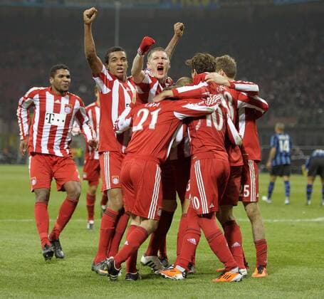 23.02.2011, Fussball Champions-League, Achtelfinale, Inter Mailand - FC Bayern München, im Stadion Guiseppe Meazza . Jubel FCB, v.li. Breno, Luiz Gustavo, Bastian Schweinsteiger