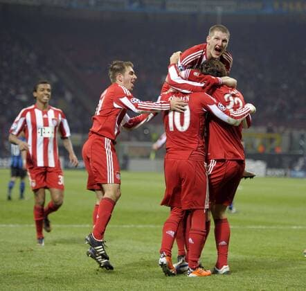 23.02.2011, Fussball Champions-League, Achtelfinale, Inter Mailand - FC Bayern München, im Stadion Guiseppe Meazza . Jubel FCB, vorn v.li. Philipp Lahm, Bastian Schweinsteiger
