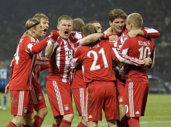 23.02.2011, Fussball Champions-League, Achtelfinale, Inter Mailand - FC Bayern München, im Stadion Guiseppe Meazza . Jubel FCB, v.li. Anatoliy Tymoshchuk, Holger Badstuber, Bastian Schweinsteiger
