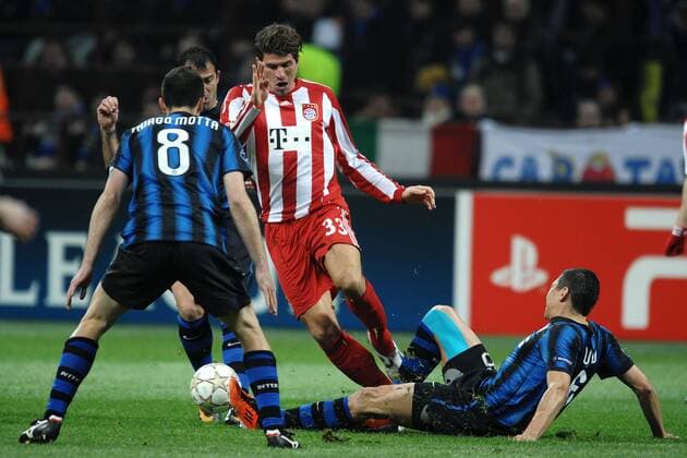 Thiago Motta Inter, Mario Gomez Bayern, Lucio Inter --- Champions League, Inter Mailand (blau schwarz) vs FC Bayern München (rot weiß) --- Andreaxstaccioli