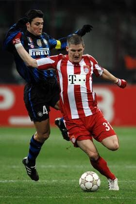 Javier ZANETTI Inter, Bastian SCHWEINSTEIGER Bayern --- Champions League, Inter Mailand (blau schwarz) vs FC Bayern München (rot weiß) --- Andreaxstaccioli