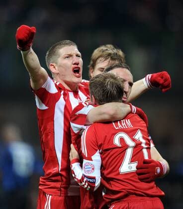 FUSSBALL CHAMPIONS LEAGUE SAISON 2010 2011 Achtelfinale 23.02.2011 Inter Mailand - FC Bayern Muenchen (v. li.) Bayern JUBEL nach dem 0:1, Bastian Schweinsteiger, Philipp Lahm, Franck Ribery 