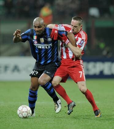 FUSSBALL CHAMPIONS LEAGUE SAISON 2010 2011 Achtelfinale 23.02.2011 Inter Mailand - FC Bayern Muenchen Maicon (li, Inter Mailand) gegen Franck Ribery (FC Bayern Muenchen) 