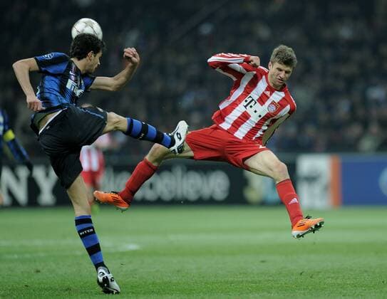 FUSSBALL CHAMPIONS LEAGUE SAISON 2010 2011 Achtelfinale 23.02.2011 Inter Mailand - FC Bayern Muenchen Thomas Mueller (re, FC Bayern Muenchen) gegen Andrea Ranocchia (Inter Mailand) 