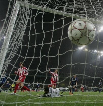 FUSSBALL CHAMPIONS LEAGUE SAISON 2010 2011 Achtelfinale 23.02.2011 Inter Mailand - FC Bayern Muenchen Tor zum 0-1 FC Bayern, Torschuetze Mario Gomez (li, FC Bayern Muenchen) gegen Torwart Julio Cesar (Boden, Inter Mailand) - 