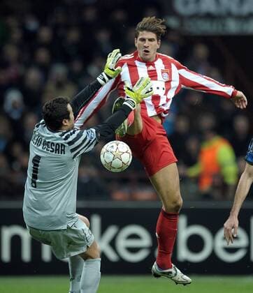 FUSSBALL CHAMPIONS LEAGUE SAISON 2010 2011 Achtelfinale 23.02.2011 Inter Mailand - FC Bayern Muenchen Julio Cesar (li, Inter Mailand) gegen Mario Gomez (re, FC Bayern Muenchen) - 