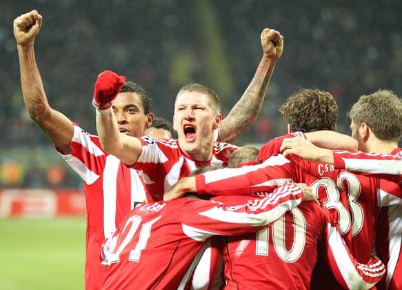 Bastian Schweinsteiger (2L) und Torschütze Mario Gomez (2R, beide Bayern) jubeln - INTER MAILAND - FC BAYERN MÜNCHEN