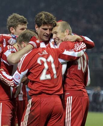 23.02.2011, Fussball Champions-League, Achtelfinale, Inter Mailand - FC Bayern München, im Stadion Guiseppe Meazza . Torjubel Mario Gomez (2.v.re, München) mit Arjen Robben (Bayern München, re.)