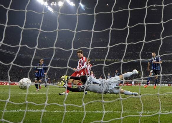 23.02.2011, Fussball Champions-League, Achtelfinale, Inter Mailand - FC Bayern München, im Stadion Guiseppe Meazza . v.l. Mario Gomez (München) trifft zum 0:1 gegen Torwart Julio Cesar (re, Mailand).