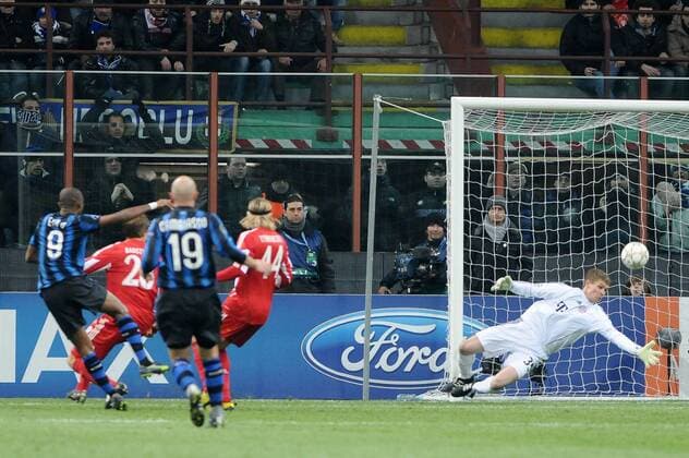 Champions League - Inter Mailand (blau) - FC Bayern München (rot) 0:1 - Torwart Thomas Kraft (Bayern, R) klärt gegen Samuel Eto o (Inter, L) - PEGASOXInsidefoto