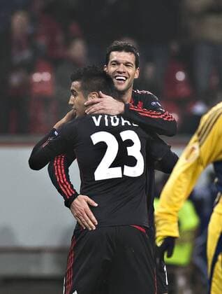Leverkusen, 24.02.2011, BayArena --- Torjubel: Michael Ballack (Bayer) und Arturo Vidal (Bayer) - Bayer Leverkusen (schwarz) vs Metalist Charkiw (gelb)