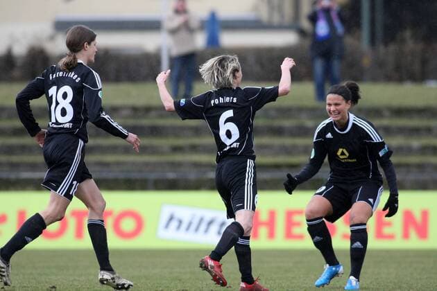 27.02.2011, Frauenfußball, DFB-Pokal, Halbfinale: 1. FFC Frankfurt - SC 07 Bad Neuenahr. Conny Pohlers (1. FFC Frankfurt, Mitte) jubelt mit Kerstin Garefrekes (1. FFC Frankfurt)und Dzsenifer Marozsan (1. FFC Frankfurt, re.). o0 Jubel, Freude