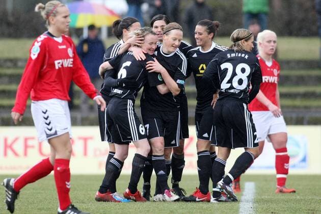 27.02.2011, Frauenfußball, DFB-Pokal, Halbfinale: 1. FFC Frankfurt - SC 07 Bad Neuenahr. Jubel Frankfurt um Conny Pohlers (1. FFC Frankfurt, 5.v.re.).