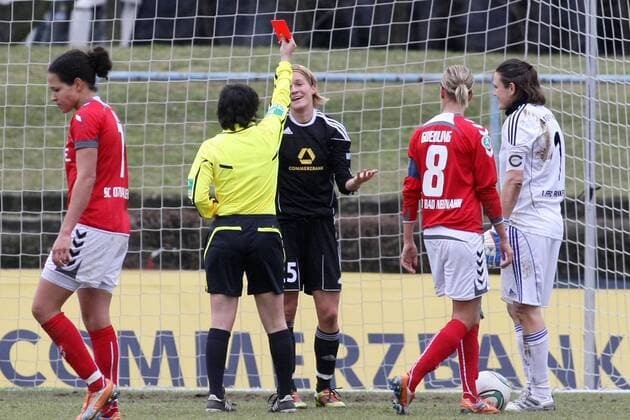 27.02.2011, Frauenfußball, DFB-Pokal, Halbfinale: 1. FFC Frankfurt - SC 07 Bad Neuenahr. Schiedsrichterin Riem Hussein zeigt Saskia Bartusiak (1. FFC Frankfurt) die Rote Karte.