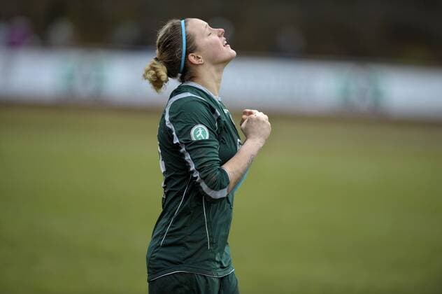 27.02.2011, Frauen-Fussball DFB-Pokal Halbfinale: FC Bayern München - 1.FFC Turbine Potsdam, im Sportpark Aschheim bei München. Die Potsdamer Frauen feiern nach dem Spiel, Torfrau Anna Felicitas Sarholz (Potsdam).
