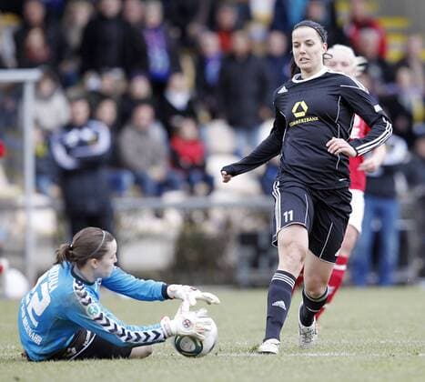 Fussball, DFB-Pokal, Halbfinale, Frauen, 1. FFC Frankfurt vs. SC 07 Bad Neuenahr, Jessica Landström (1. FFC Frankfurt, re), Tina Gadziala (SC Bad Neuenahr, li)