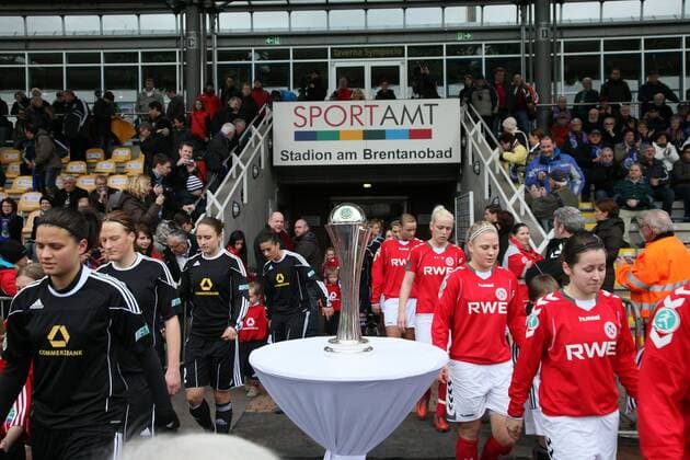 DFB Pokal der Frauen: Mannschaften laufen zum Halbfinale im Stadion am Brentanobad ein - 1. FFC Frankfurt vs. SC 07 Bad Neuenahr
