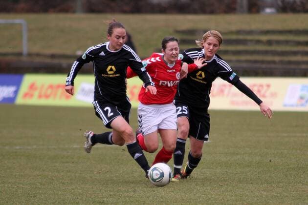 27.02.2011, DFB-Pokal-Halbfinale, 1. FFC Frankfurt vs SC 07 Bad Neuenahr, FFC (schwarz), Neuenahr (rot-weiss) Nicole Rolser (Neunahr) wird von Gina Lewandowski und Saskia Bartusiak (FFC) in die Zange genommen