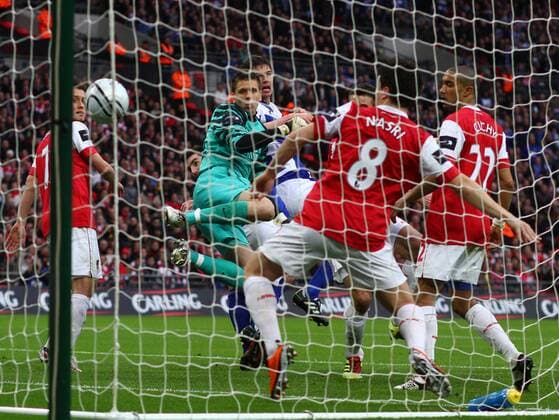 Carling Cup Final - Arsenal London (red) v Birmingham City (blue), 27.02.11 Nikola Zigic scores a goal for Birmingham past keeper Wojciech Szczesny (A). 0-1. NOxONLINExUSExWITHOUTxENDxUSERxLICENCExFROMxFOOTBALLxDATACOxLTD  o0 Finale