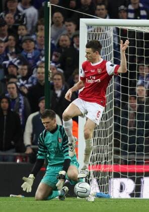Carling Cup Final - Arsenal London (red) v Birmingham City (blue), 27.02.11 Arsenal s keeper Wojciech Szczesny and Laurent Koscielny mess up and concede a last minute goal. NOxONLINExUSExWITHOUTxENDxUSERxLICENCExFROMxFOOTBALLxDATACOxLTD  o0 Finale