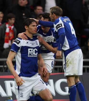 Carling Cup Final - Arsenal London (red) v Birmingham City (blue), 27.02.11 Nikola Zigic celebrates scoring a goal for Birmingham with Lee Bowyer 0-1. NOxONLINExUSExWITHOUTxENDxUSERxLICENCExFROMxFOOTBALLxDATACOxLTD  o0 Finale