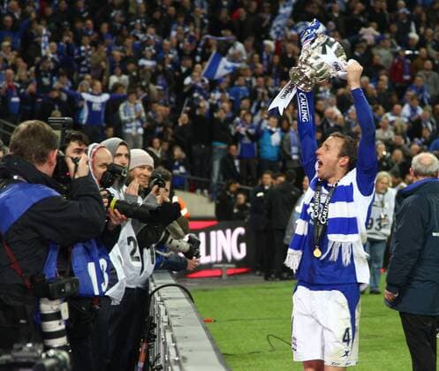 Carling Cup Final - Arsenal London (red) v Birmingham City (blue), 27.02.11 Lee Bowyer (BC) celebrates at the end. NOxONLINExUSExWITHOUTxENDxUSERxLICENCExFROMxFOOTBALLxDATACOxLTD  o0 Finale Sieg Freude Jubel Trophäe Objekte