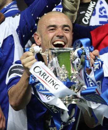 Carling Cup Final - Arsenal London (red) v Birmingham City (blue), 27.02.11 Stephen Carr (BC) celebrates with the cup. NOxONLINExUSExWITHOUTxENDxUSERxLICENCExFROMxFOOTBALLxDATACOxLTD  o0 Finale Sieg Freude Jubel Trophäe Objekte