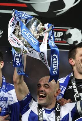 Carling Cup Final - Arsenal London (red) v Birmingham City (blue), 27.02.11 Stephen Carr (BC) celebrates with the cup. NOxONLINExUSExWITHOUTxENDxUSERxLICENCExFROMxFOOTBALLxDATACOxLTD  o0 Finale Sieg Freude Jubel Trophäe Objekte