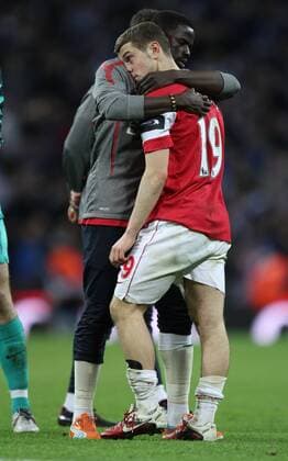 Carling Cup Final - Arsenal London (red) v Birmingham City (blue), 27.02.11 Jack Wilshere (A, right) consoled at the end by Emmanuel Eboue. NOxONLINExUSExWITHOUTxENDxUSERxLICENCExFROMxFOOTBALLxDATACOxLTD  o0 Finale