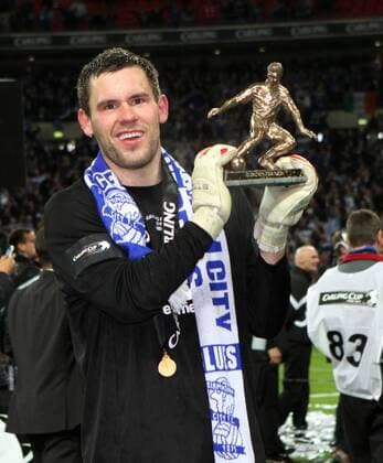 Birminghams man of the match Ben Foster --- Carling Cup Final, Arsenal London (red) v Birmingham City (blue), 27th February, 2011 EDITORIAL USE ONLY. No use with unauthorised audio, video, data, fixture lists, club league logos or live services. Online in-match use limited to 120 images, no video emulation. No use in betting, games or single club league player publications. o0 Jubel Freude Trophäe Objekte Ehrung