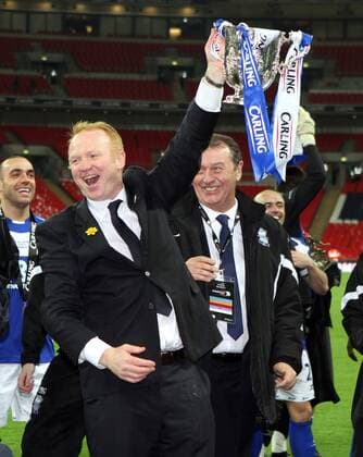 Birminghams coach Alex McLeish (L) celebrates with the trophy --- Carling Cup Final, Arsenal London (red) v Birmingham City (blue), 27th February, 2011 EDITORIAL USE ONLY. No use with unauthorised audio, video, data, fixture lists, club league logos or live services. Online in-match use limited to 120 images, no video emulation. No use in betting, games or single club league player publications. o0 Mc Leish Jubel Freude Trophäe Objekte