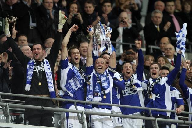 Birminghams Stephen Carr celebrates with the trophy --- Carling Cup Final, Arsenal London (red) v Birmingham City (blue), 27th February, 2011 EDITORIAL USE ONLY. No use with unauthorised audio, video, data, fixture lists, club league logos or live services. Online in-match use limited to 120 images, no video emulation. No use in betting, games or single club league player publications. o0 Jubel Freude Trophäe Objekte