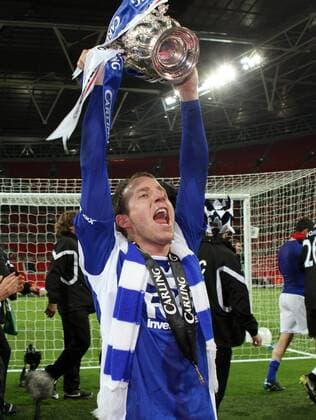 Birminghams Lee Bowyer celebrates with the trophy --- Carling Cup Final, Arsenal London (red) v Birmingham City (blue), 27th February, 2011 EDITORIAL USE ONLY. No use with unauthorised audio, video, data, fixture lists, club league logos or live services. Online in-match use limited to 120 images, no video emulation. No use in betting, games or single club league player publications. o0 Jubel Freude Trophäe Objekte