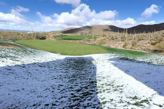 Snow came to the desert overnight and can be seen on the eighteenth hole of the course WGC-Accenture Match Play Championship at Dove Mountain Golf Course in Marana, AZ February 27,2011.  PXP2011022703 o0 Wetter Winter kalt Sportstätte Golfplatz Totale USA