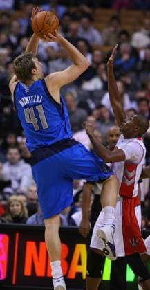 (110228) -- TORONTO, Feb. 28, 2011 (Xinhua) -- Dirk Nowitzki(L) of Dallas Mavericks jumps to shoot during the NBA game against Toronto Raptors at Air Canada Centre in Toronto, Canada, Feb. 27, 2011. Dallas won 114-96. (Xinhua Zou Zheng) CANADA-TORONTO-NBA-MAVERICKS VS RAPTORS 