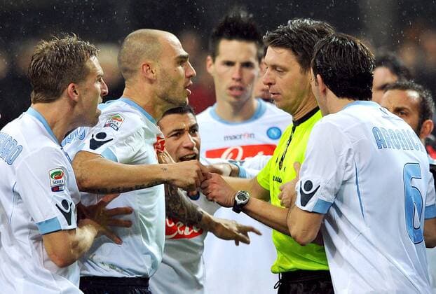AC MILAN (rot) vs. SSC NAPOLI (weiß) Schiedsrichter Gianluca Rocchi ignoriert die Reklamationen von u.a. Paolo Cannavaro (2v.li.) Napoli pegasoxinside o0 reklamieren, beschweren, meckern pessimistisch